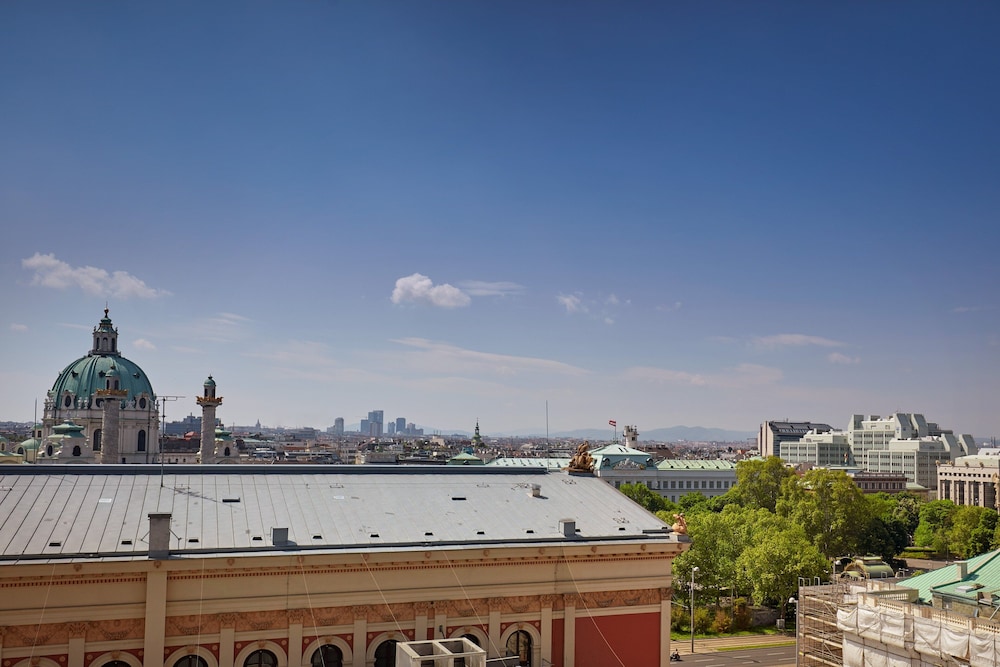 Suite, 1 King Bed, City View