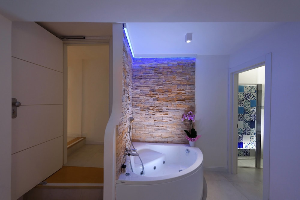Deluxe Double Room (Adults Only) - Photo 4