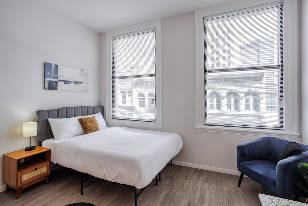 Deluxe Studio, 1 Queen Bed, Non Smoking