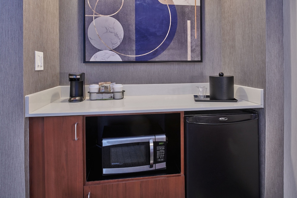 Suite, 1 Bedroom, Courtyard View - Photo 2