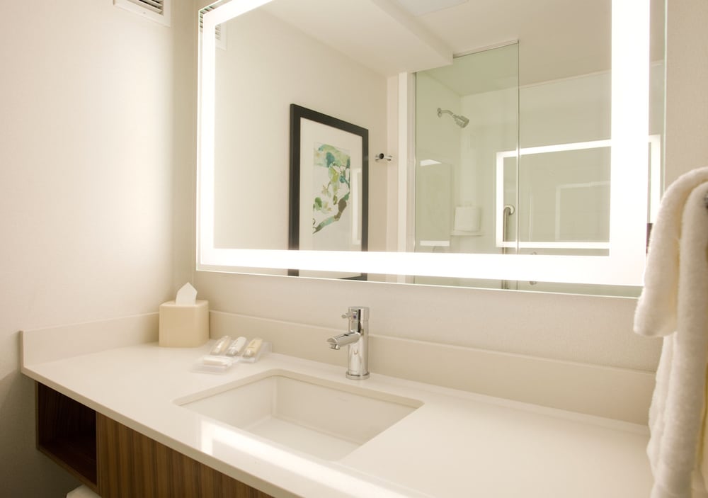 Double Room with City View thumbnail 6