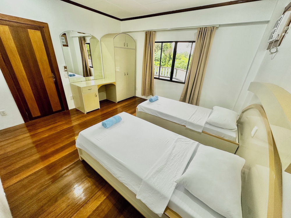 Standard Twin Room, 2 Twin Beds, Shared Bathroom