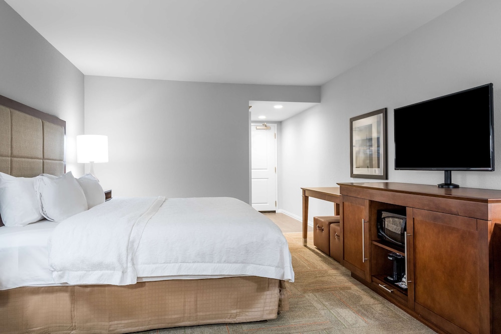 Standard Room, 1 King Bed, Non Smoking photo 2