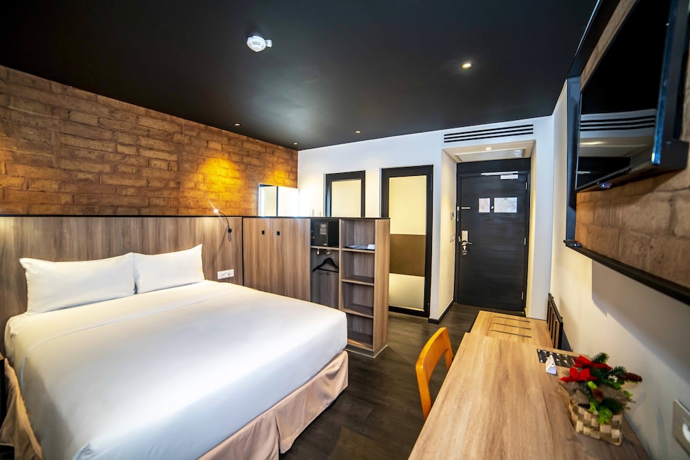 Standard Room, 1 Queen Bed - Photo 2