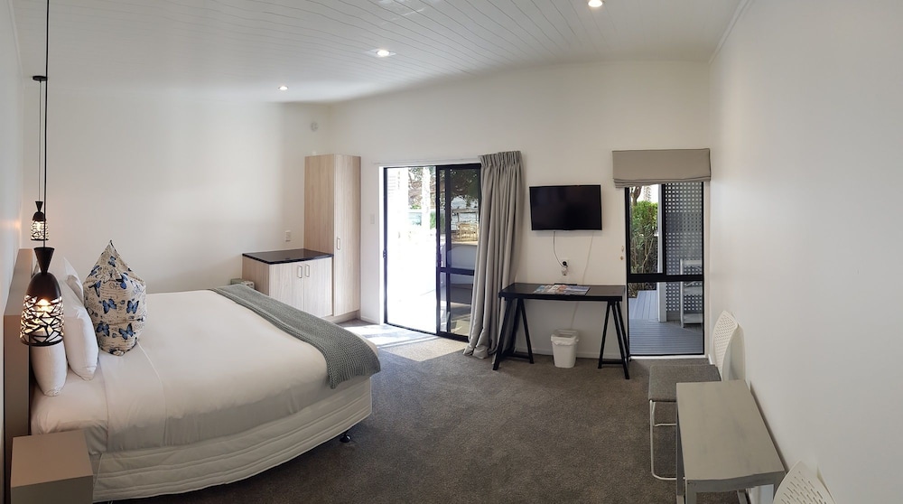 Standard Room, 1 King Bed, Balcony, Ocean View photo 1
