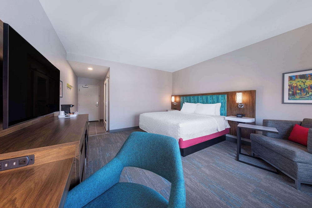 Standard Room, 1 King Bed, Refrigerator - Photo 6