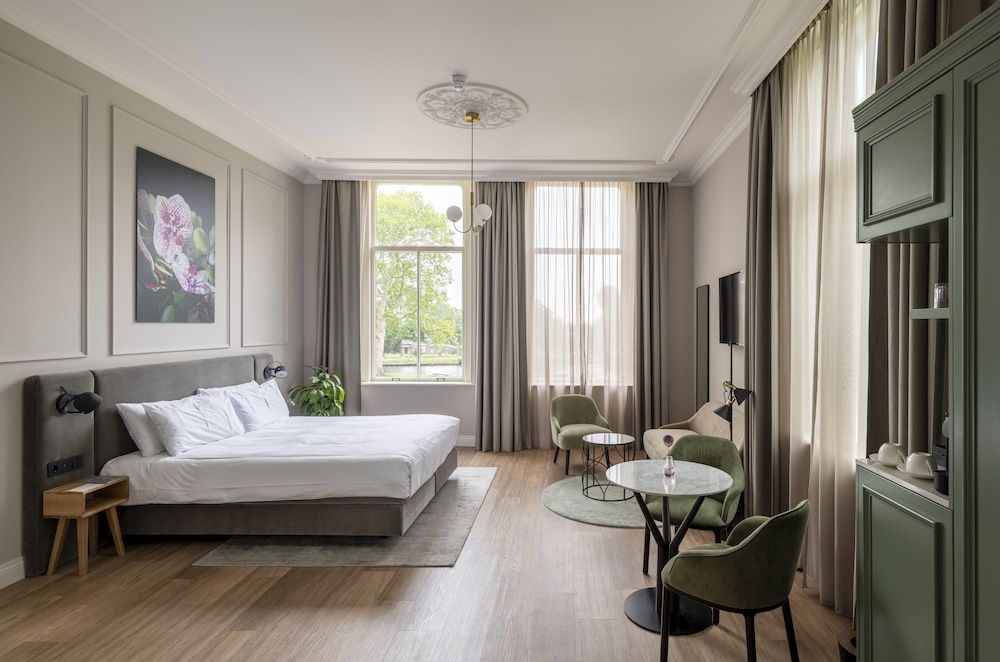 Suite - Photo 1