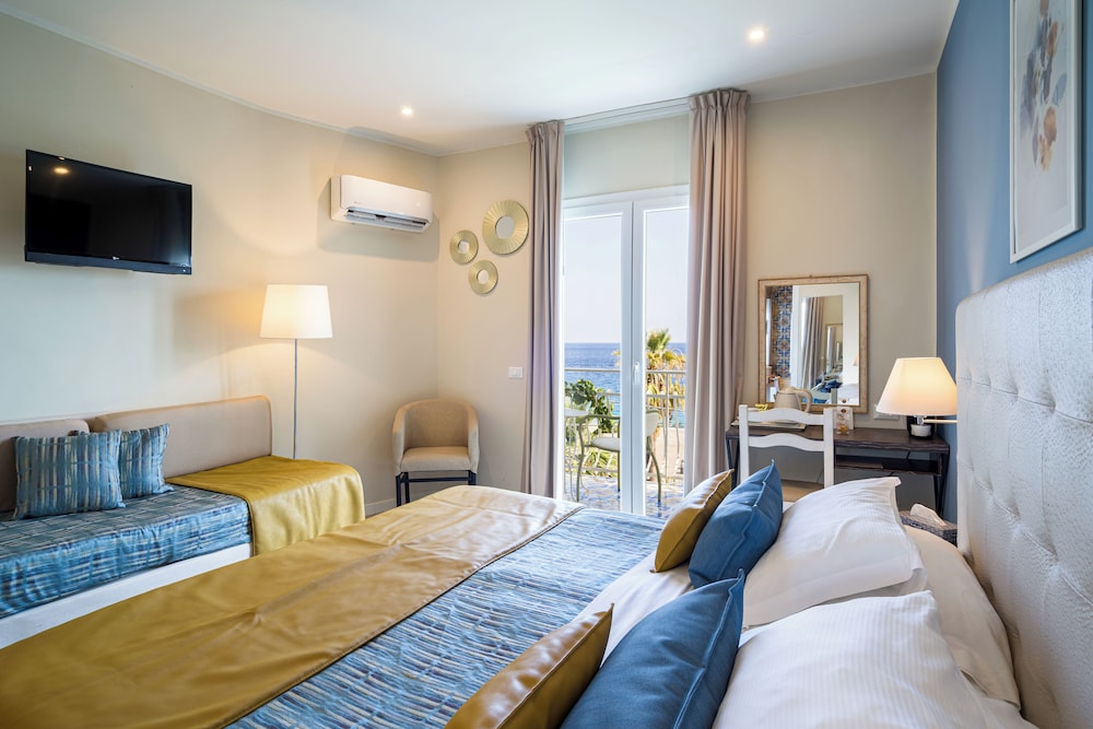 Superior Triple Room, Sea View thumbnail 6