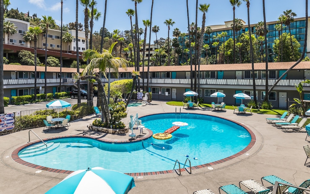 Deluxe Room, 1 King Bed, Pool View, Poolside - Photo 5