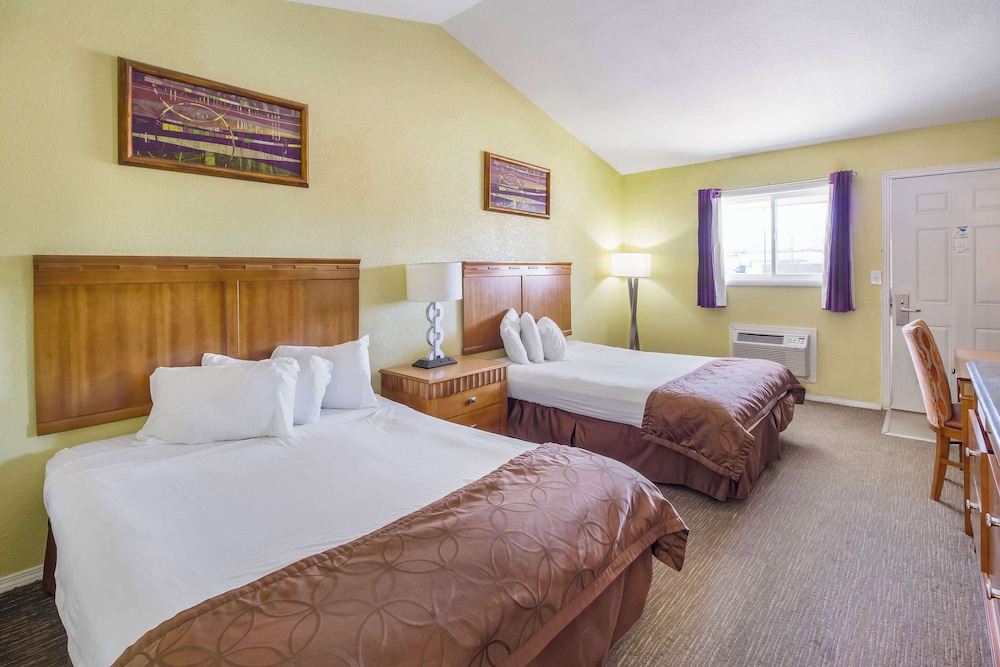 Room, 2 Queen Beds, Non Smoking (Efficiency) photo 1