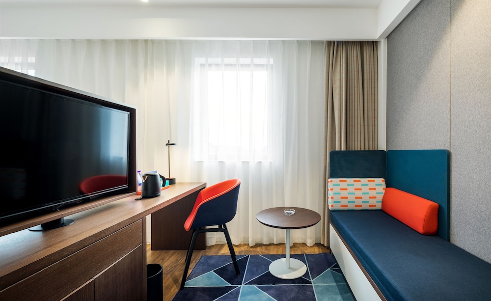 Standard Room, 1 King Bed, City View photo 2