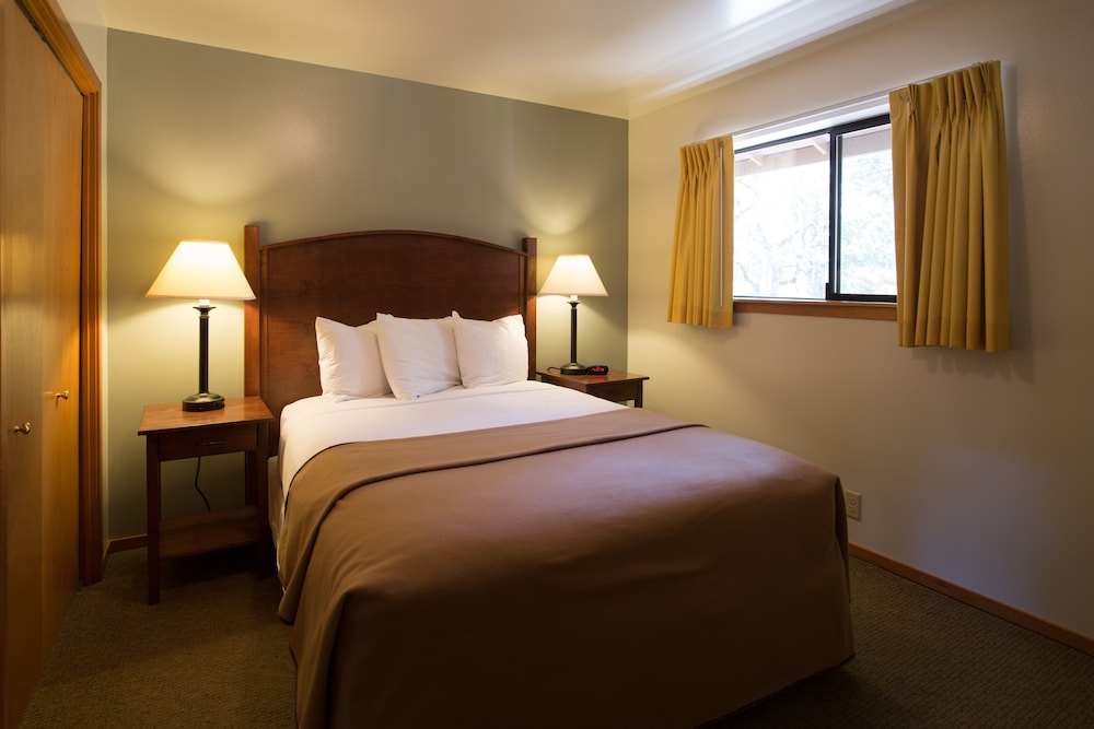 Partial Riverview Suite 1 King and 1 Queen photo 2