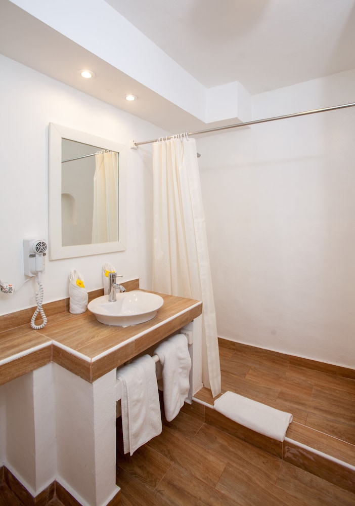 Los Corales Villas Classic Superior Suite photo 2