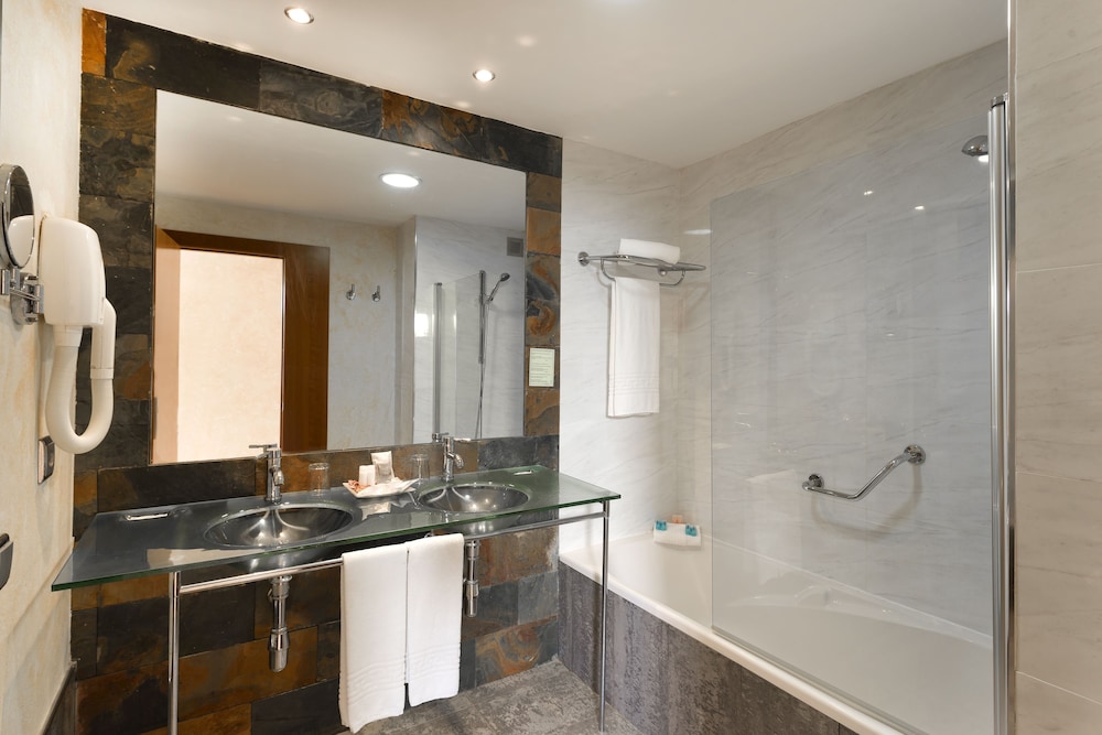 Junior Suite, Balcony (Vista Mar Premium - 2 Adults 1 Child) thumbnail 6