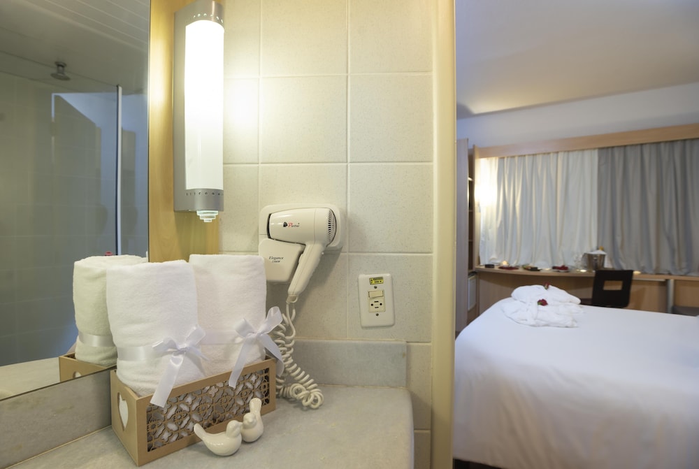 Standard Room, Multiple Beds - Photo 14