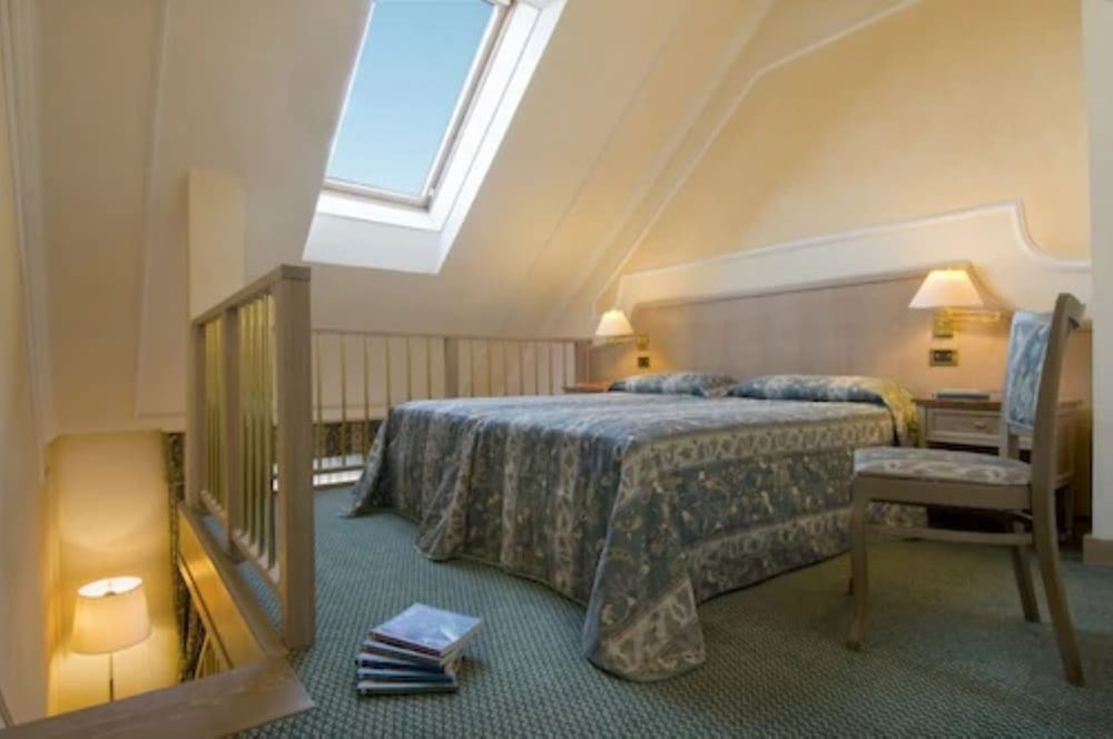 Deluxe Quadruple Room, Partial Lake View photo 2
