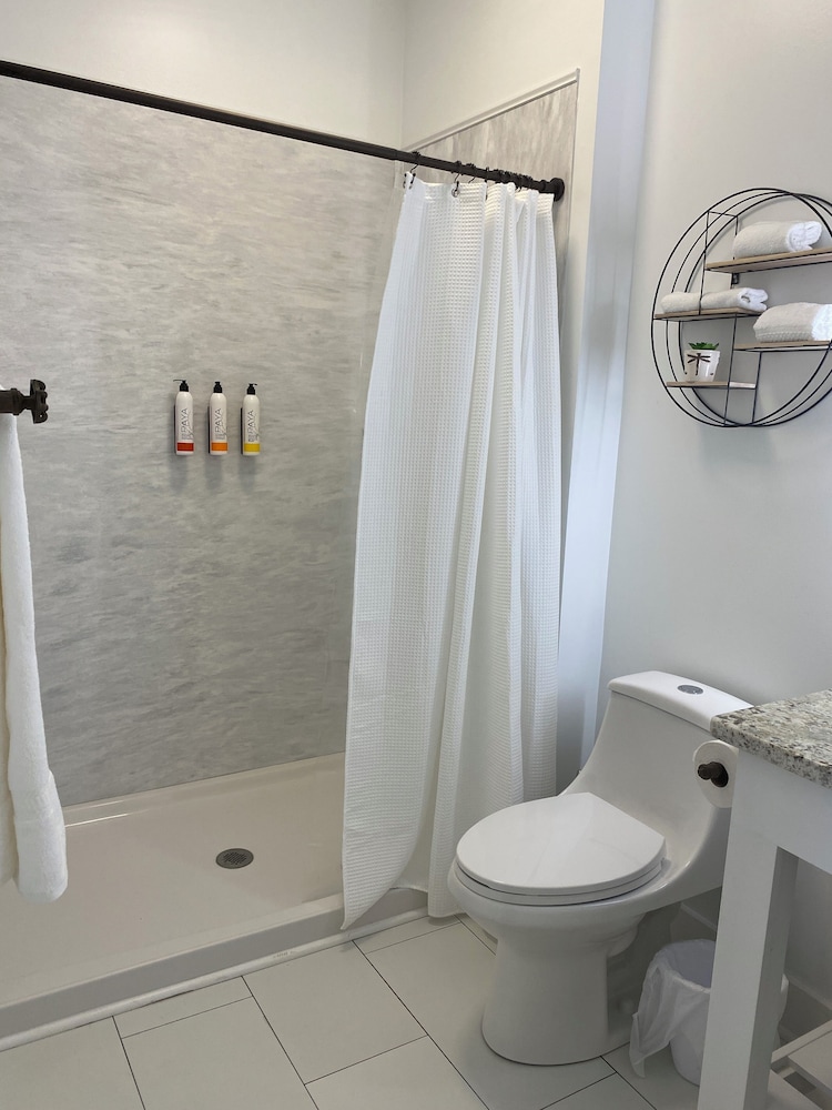 105 Goose Creek Room - Pet Friendly photo 3