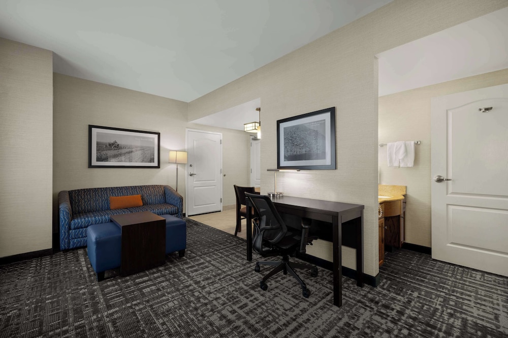 Standard Studio Suite, 1 King Bed, Non Smoking - Photo 1