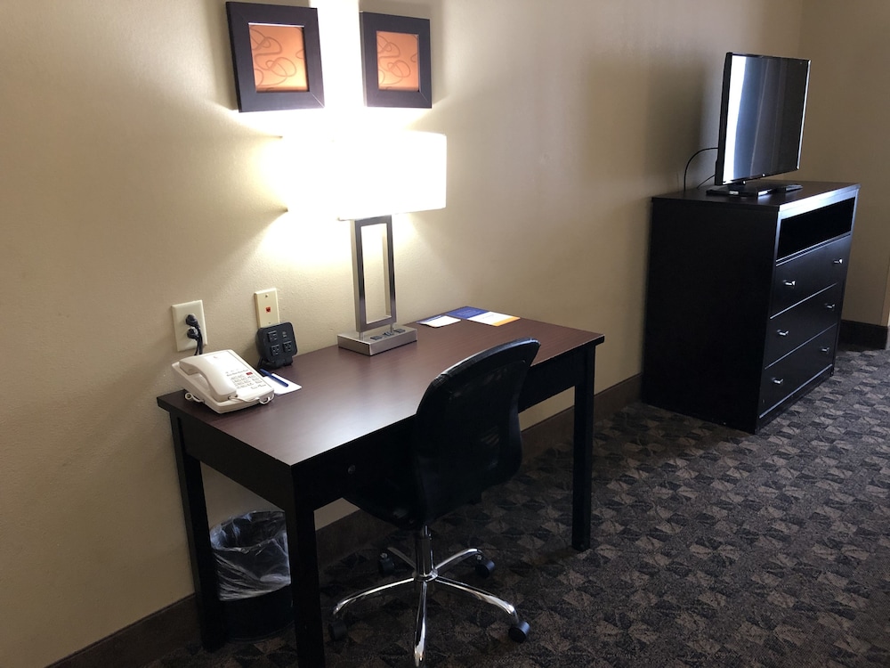Deluxe Suite, 1 King Bed, Non Smoking, Refrigerator & Microwave photo 3
