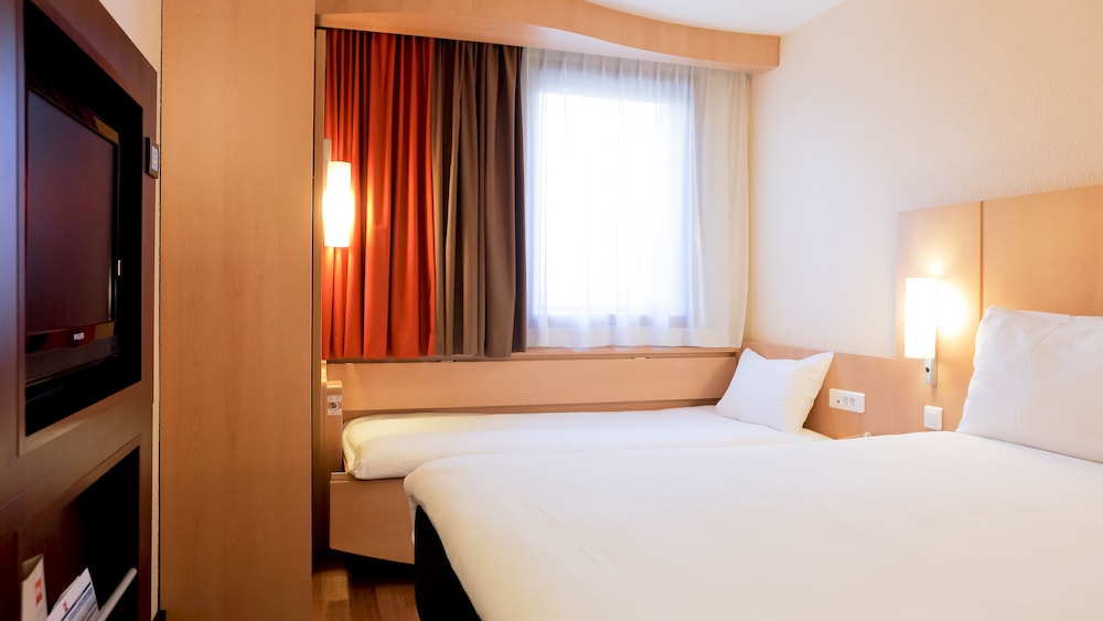 Standard Room, Multiple Beds - Photo 1