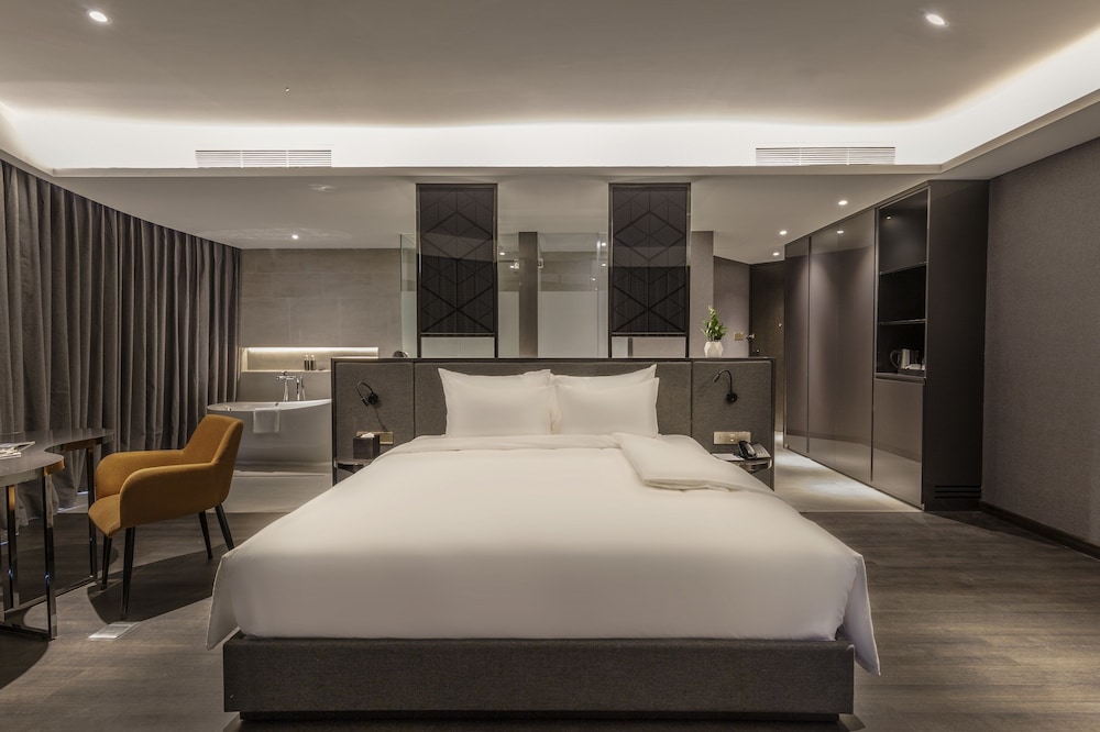 Suite - Photo 5
