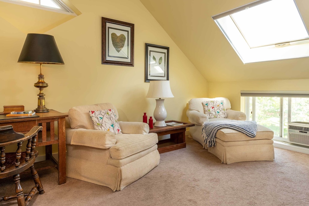 Deluxe Studio Suite, 1 King Bed photo 2