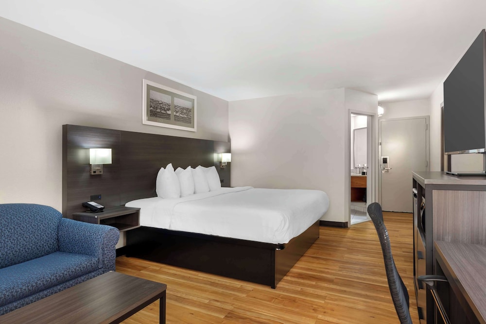 Suite, 1 King Bed, Non Smoking, Kitchenette (with Sofabed) photo 3