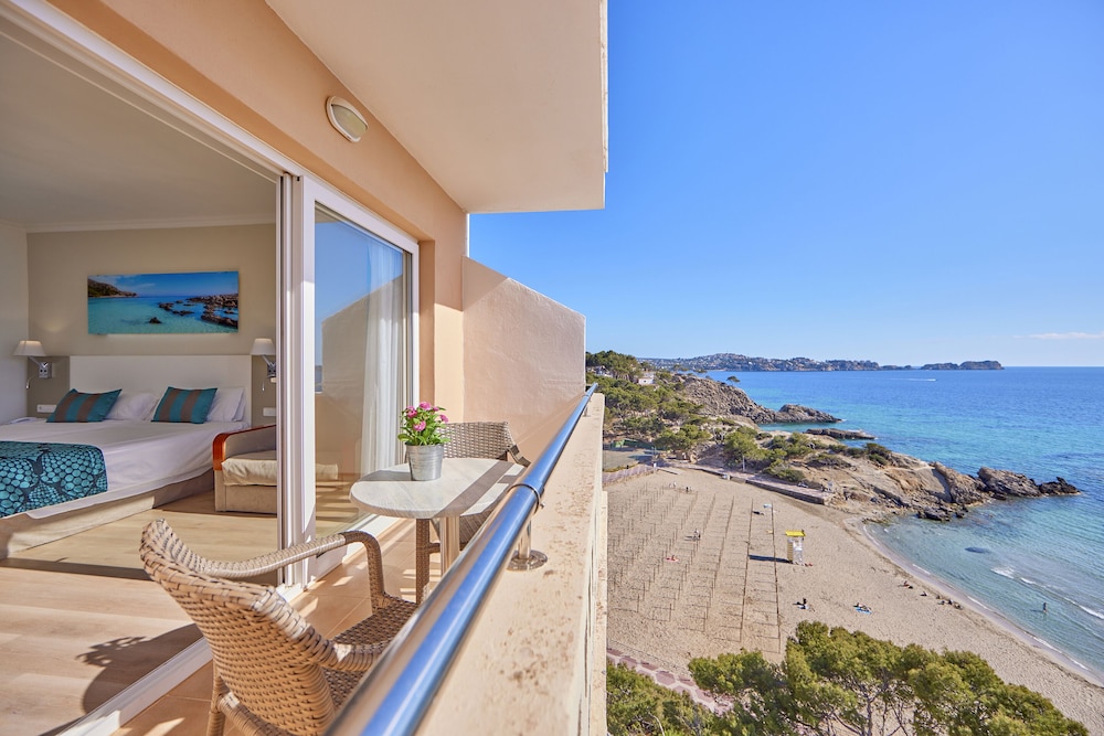Superior Room, Balcony, Sea View thumbnail 6
