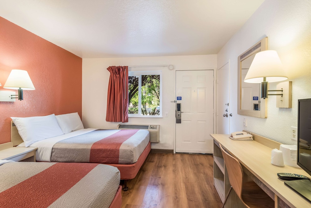 Standard Room, 2 Double Beds, Non Smoking, Refrigerator & Microwave photo 3