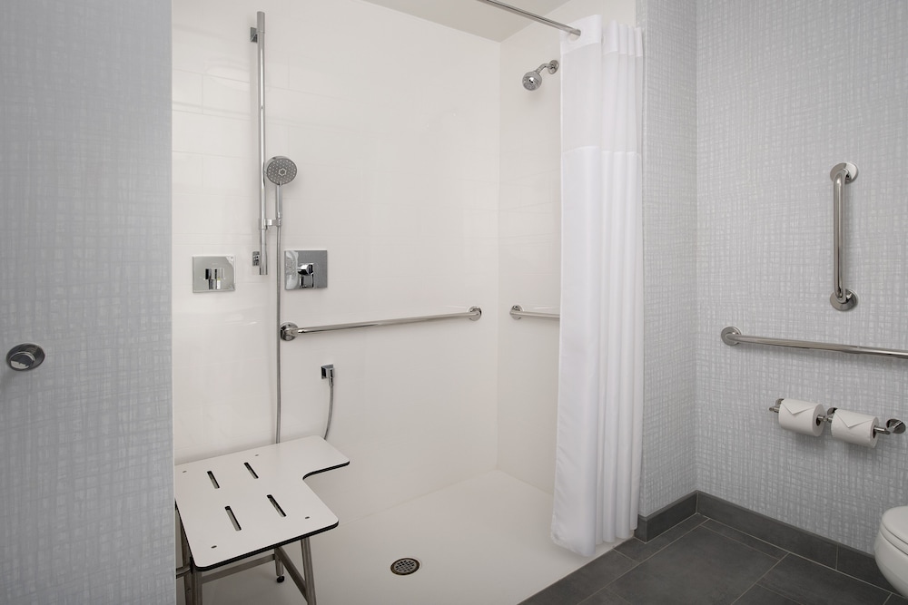 Room, 1 King Bed, Accessible (Mobility & Hearing, Roll-In Shower) - Photo 5
