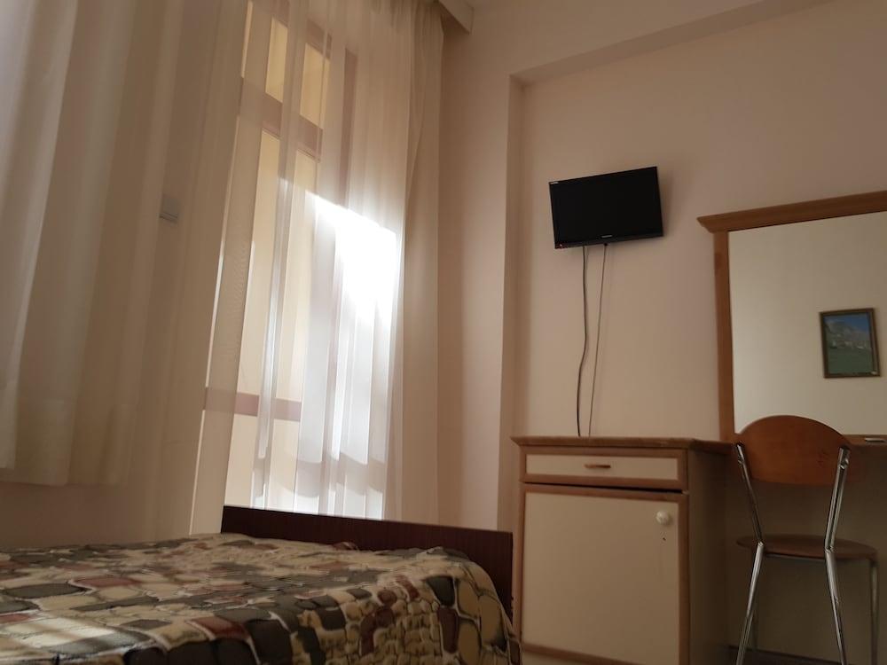 Economy Double or Twin Room, 2 Twin Beds, Courtyard View photo 2