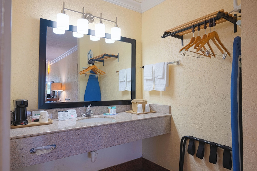 Premium Room, 2 Queen Beds - Photo 19