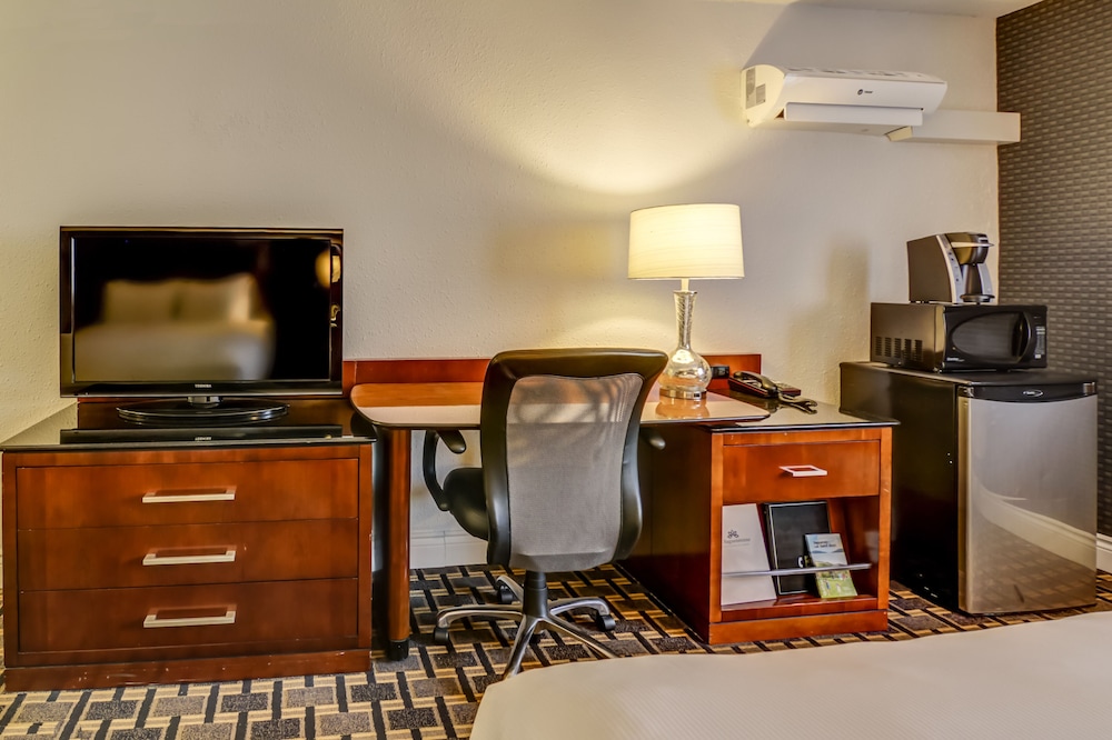 Standard Room, 2 Queen Beds - Photo 4
