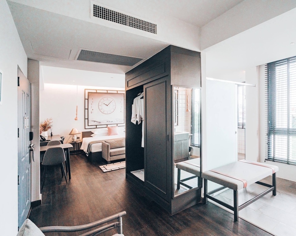 Superior King Suite - Photo 9