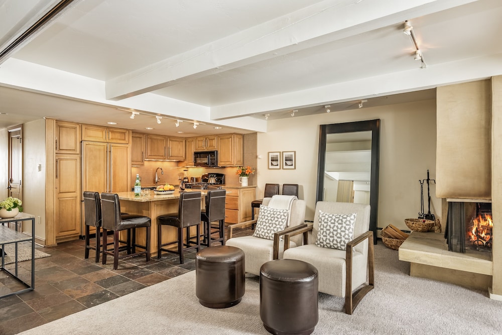 Condo, 2 Bedrooms