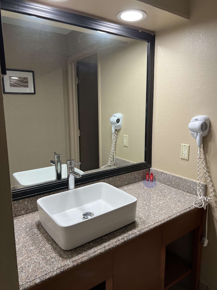 Standard Room, 2 Queen Beds, Non Smoking, Refrigerator & Microwave - Photo 2