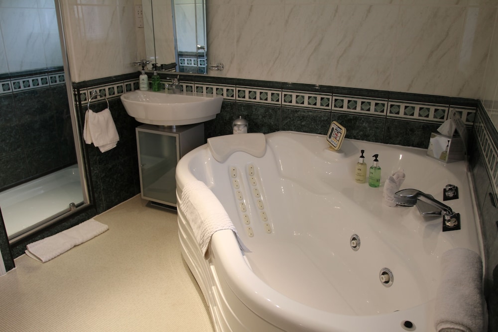Suite (Iris) photo 2