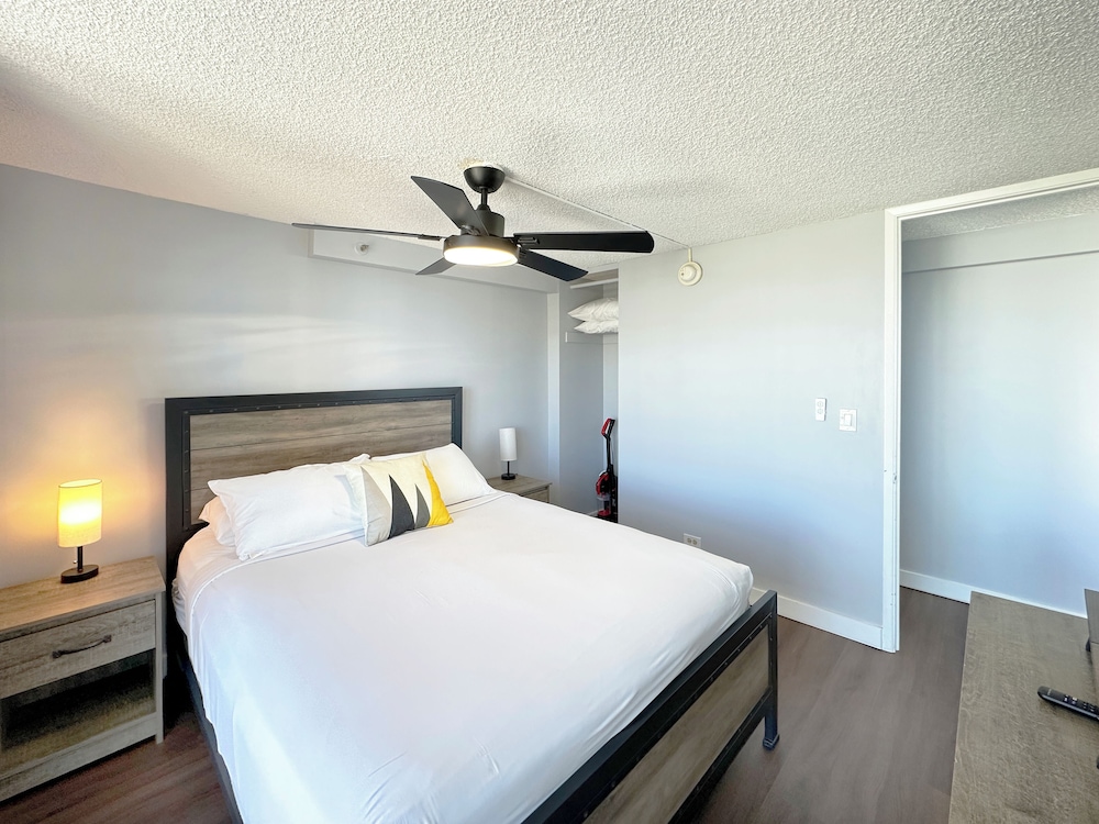 Pacific Monarch - 1 BR - Ocean & City Views: Apartment, 1 Queen Bed With Sofa Bed, Ocean View photo