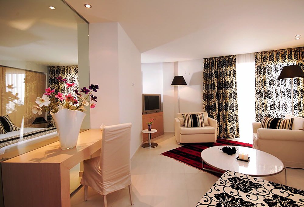 Honeymoon Suite, Sea View