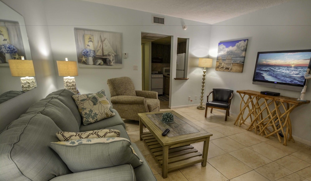 Deluxe Suite, 1 Bedroom, Pool View photo 3