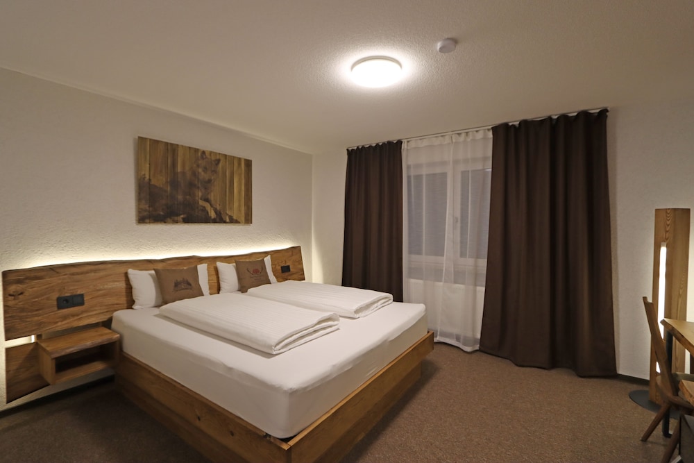 Deluxe Double Room, 1 King Bed, Non Smoking, Mountain View
