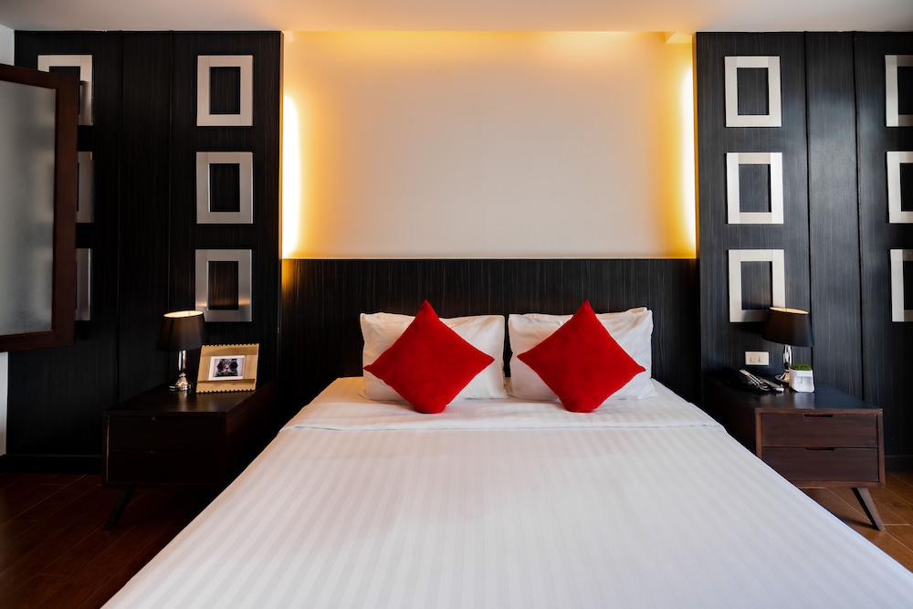 Deluxe Room, 1 King Bed, City View - Photo 4