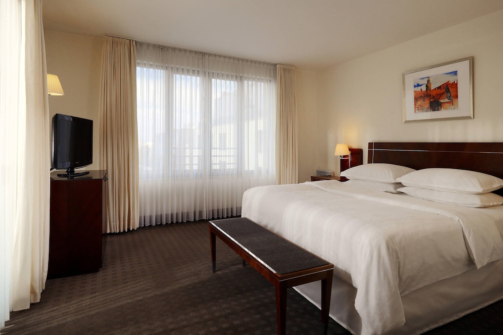 Superior Room, 1 Queen Bed photo 2