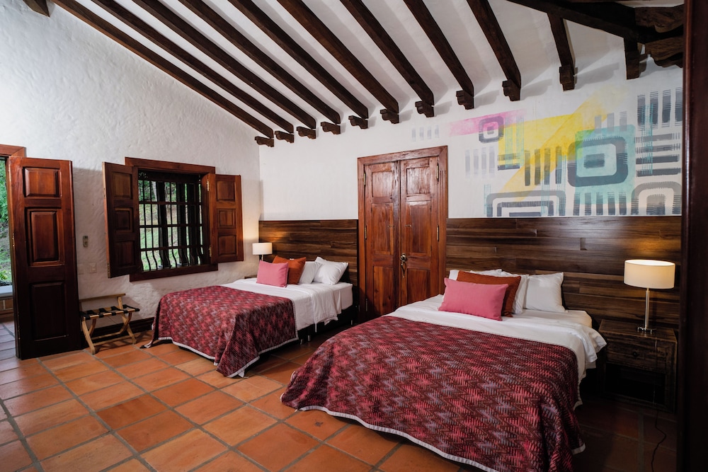 Deluxe Quadruple Room, Pool View photo 3