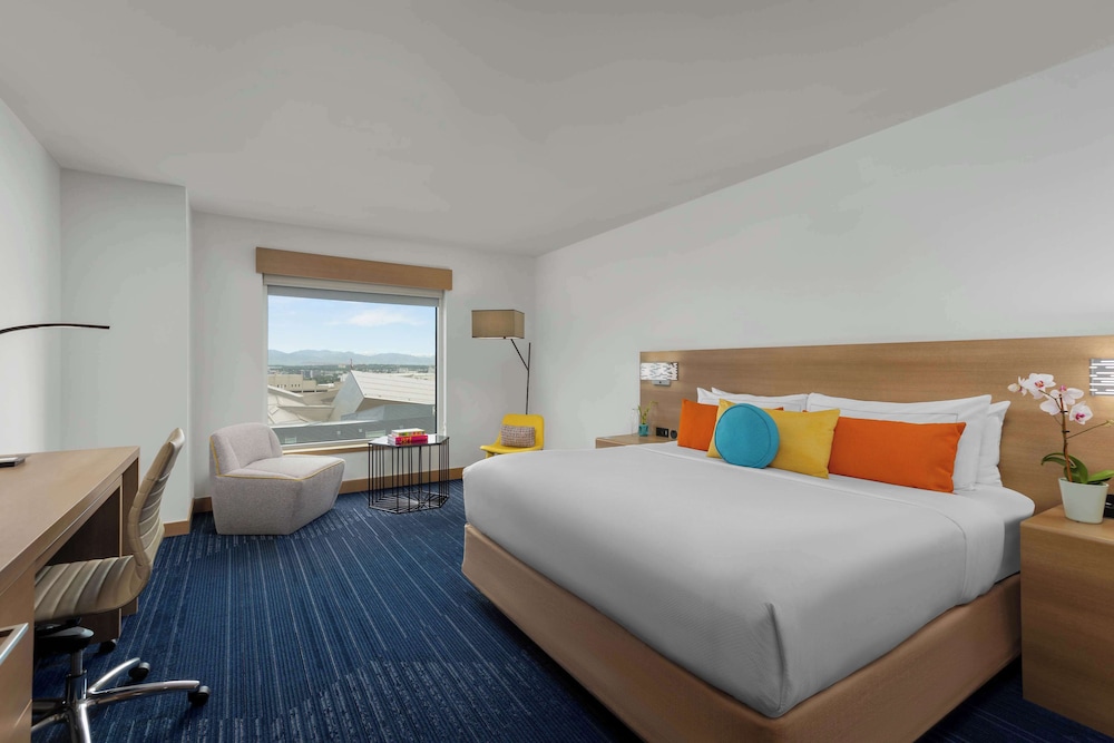 Suite, 1 King Bed, Accessible, Mountain View