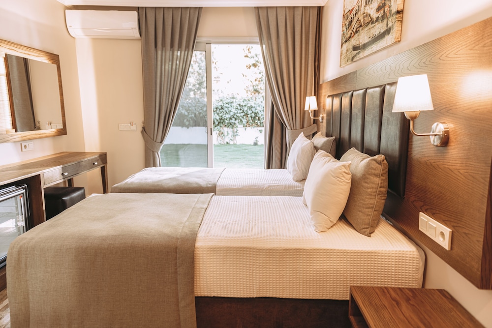 Superior Poolside Room