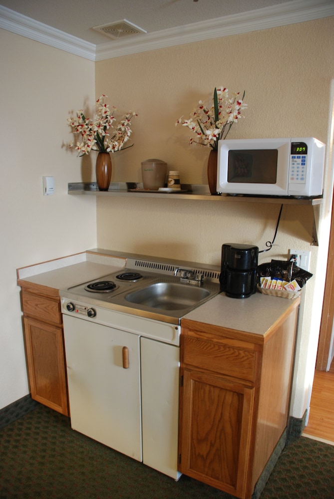 Standard Room, 1 King Bed, Kitchenette - Photo 3