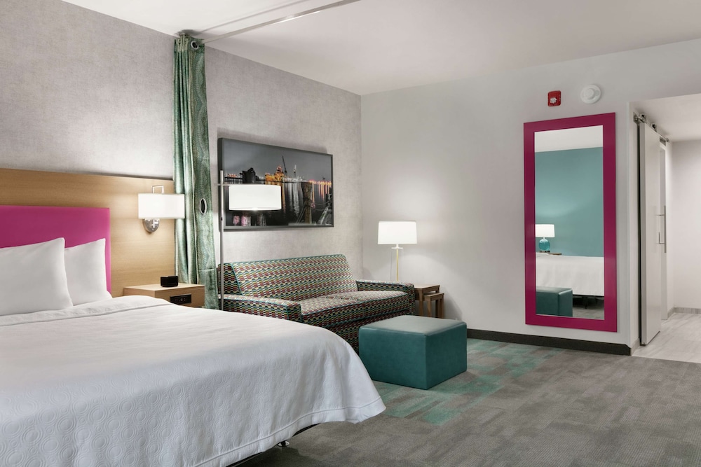 Studio, 1 King Bed, Accessible (Mobility & Hearing, Roll-in Shower) photo 1