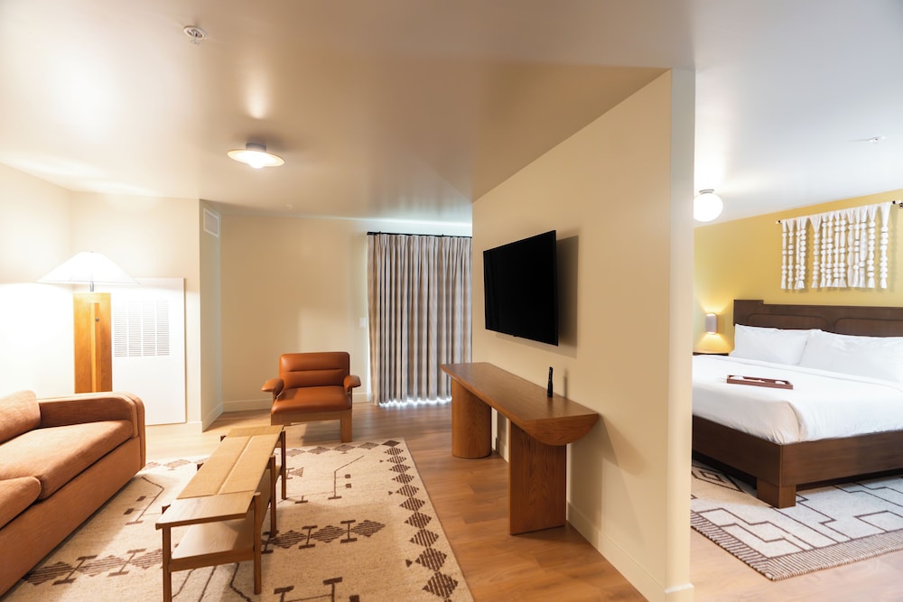 Junior Suite, 1 King Bed with Sofa bed, Accessible photo 1
