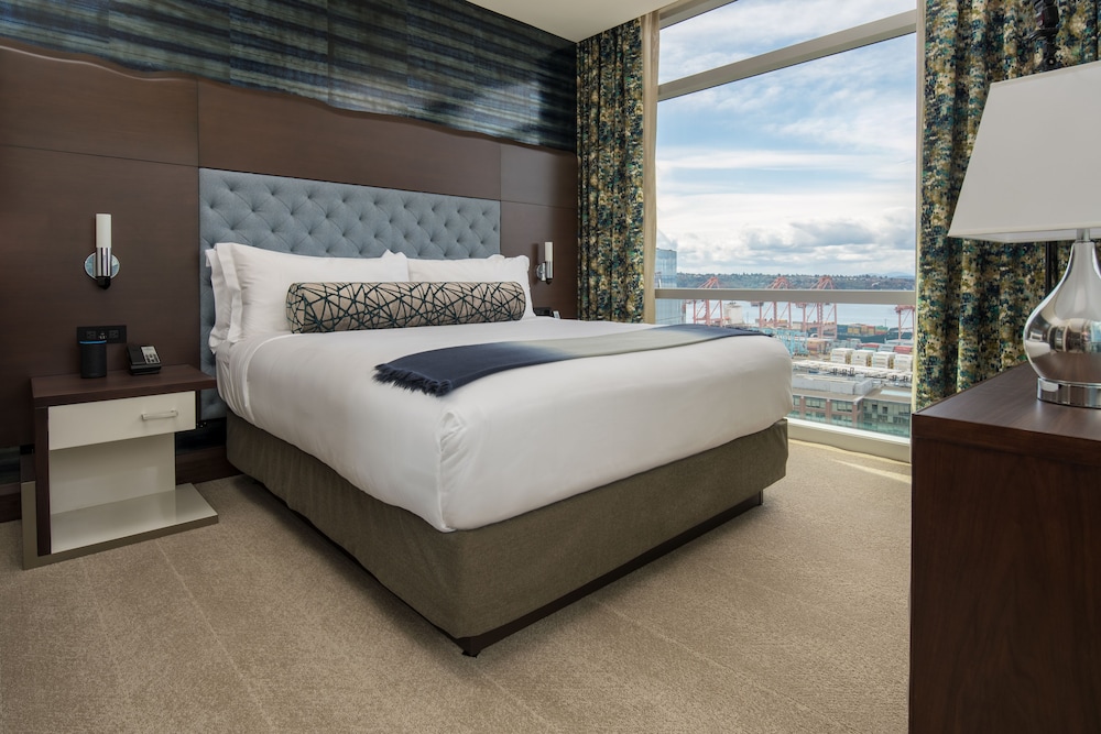 Penthouse, 1 King Bed, Accessible (Water View, Hearing)